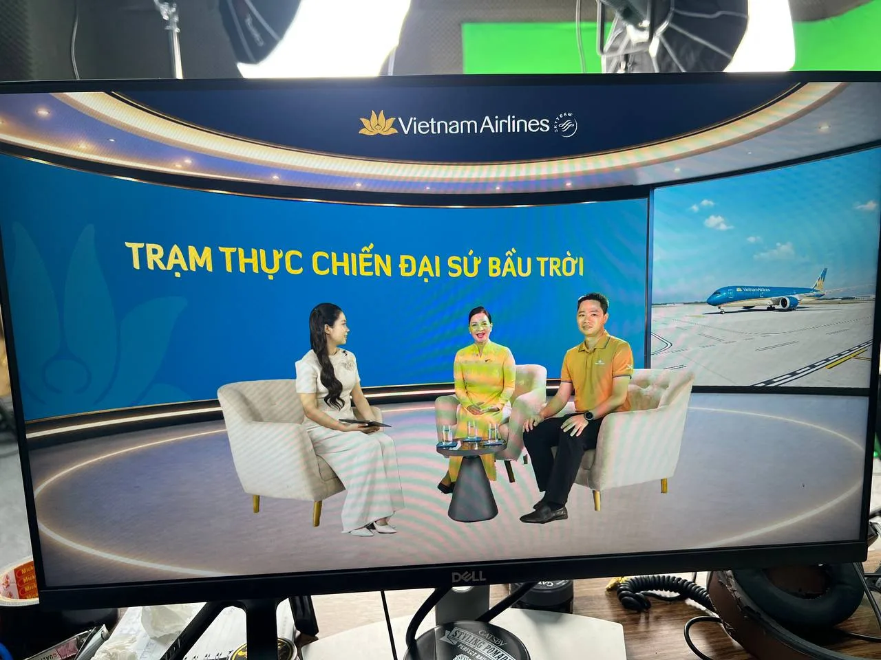 Hiển thị kết quả livestream trường quay ảo Vietnam Airlines trên màn hình monitor.