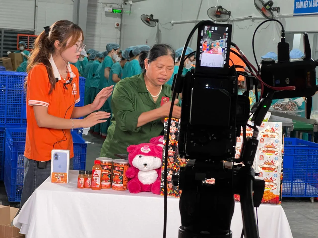 Ekip ProMedia livestream sản phẩm tại nhà máy với nhiều sản phẩm trưng bày
