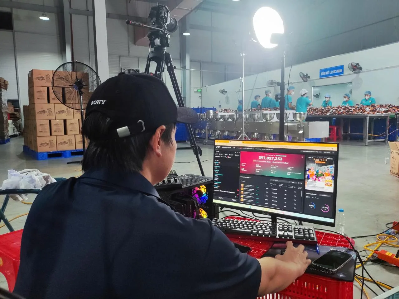 Ekip ProMedia livestream sản xuất tại nhà máy với nhiều công nhân đang làm việc