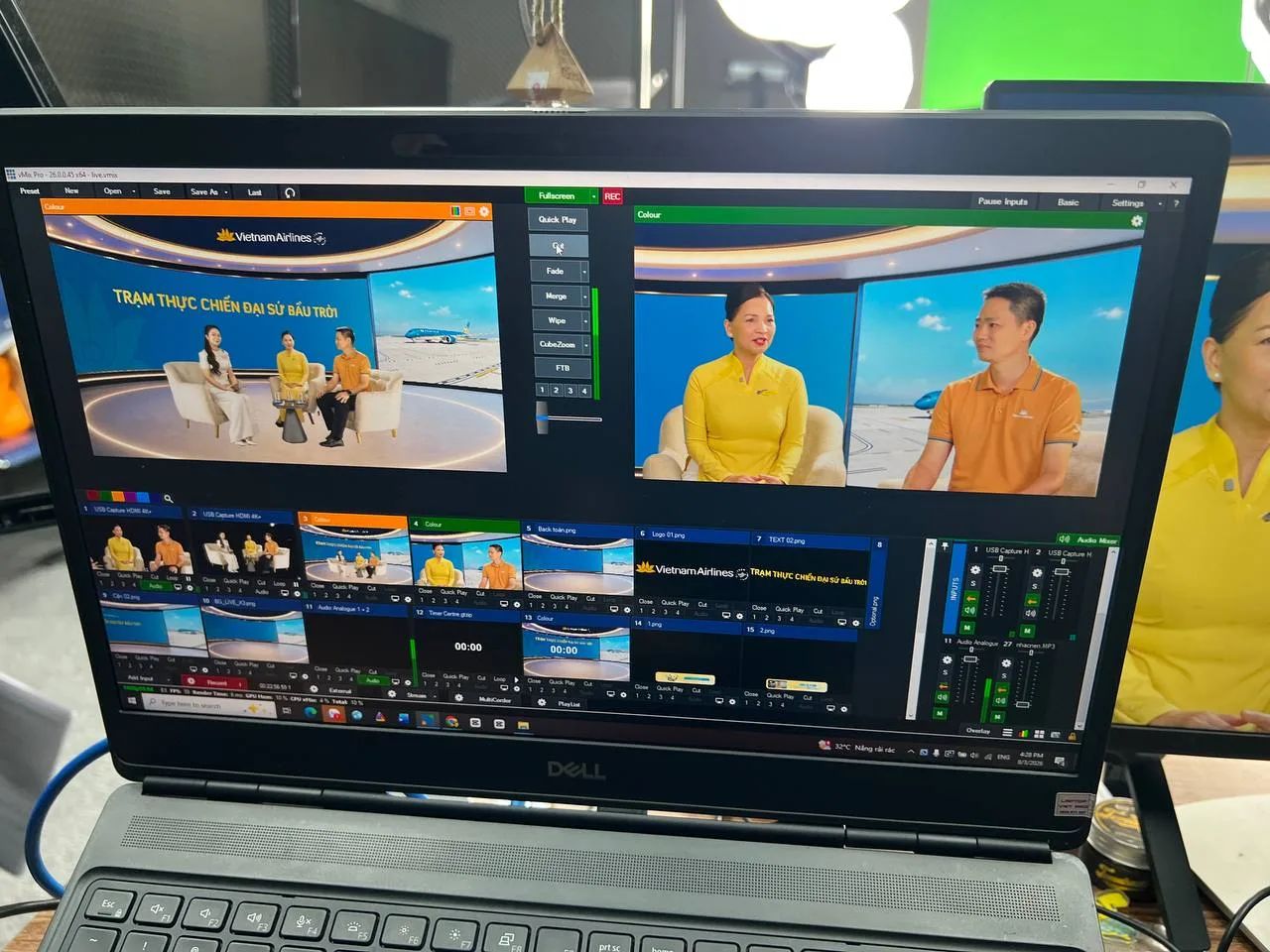 Màn hình điều khiển livestream trường quay ảo Vietnam Airlines với đồ họa 3D tích hợp.