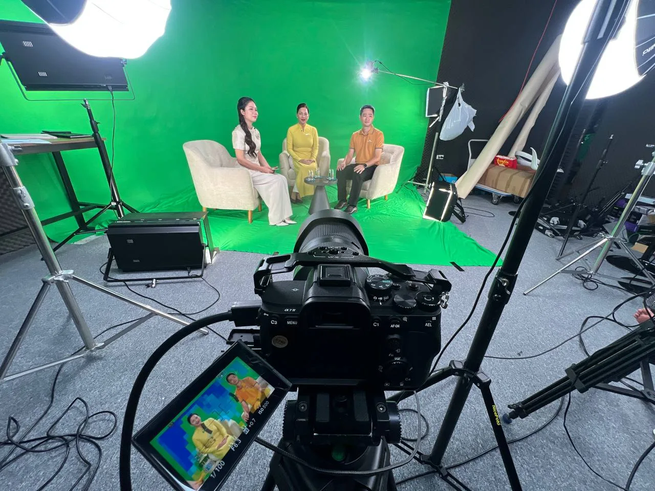 Máy quay Sony FX3 ghi hình diễn giả trên phông xanh cho livestream trường quay ảo.