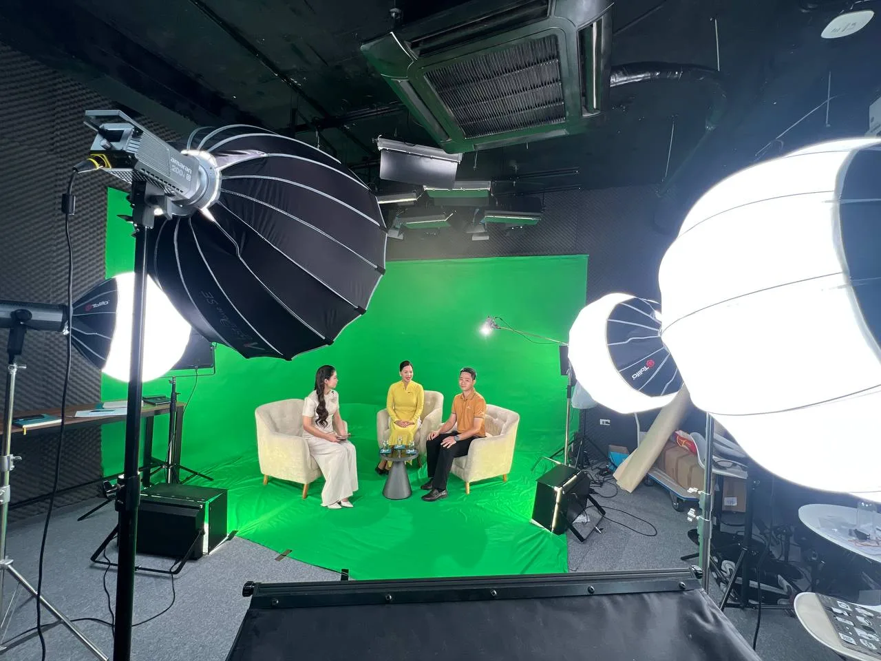 Toàn cảnh studio với hệ thống đèn và phông xanh chuẩn bị cho livestream trường quay ảo.