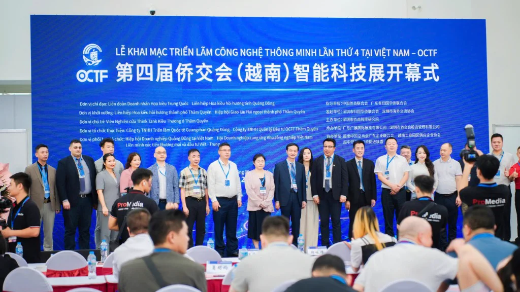 Ekip ProMedia tác nghiệp ghi hình lễ khai mạc triển lãm công nghệ thông minh OCTF tại trung tâm triển lãm VEC