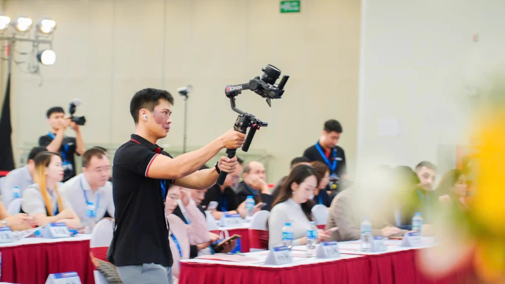 Quay phim ProMedia sử dụng gimbal DJI Ronin ghi hình đại biểu VIP