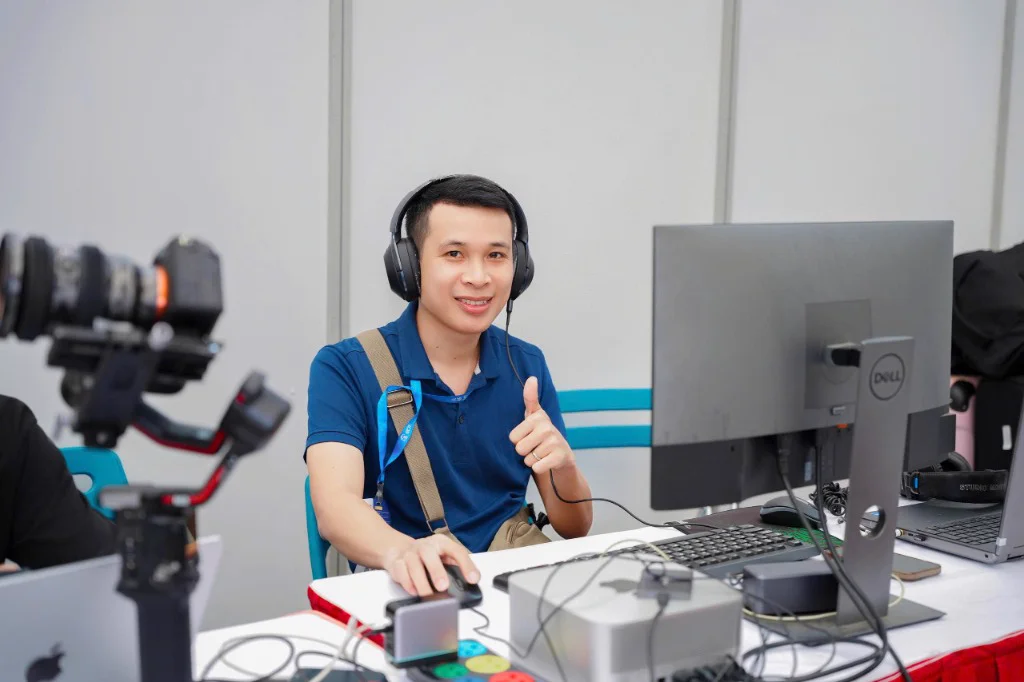 Kỹ thuật viên ProMedia dựng video recap onsite bằng máy trạm Mac Studio tại sự kiện triển lãm