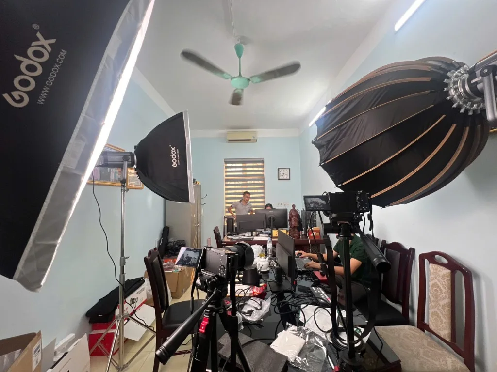 Không gian setup phòng livestream chuyên nghiệp với đèn Godox và máy quay tại UBND xã An Khánh