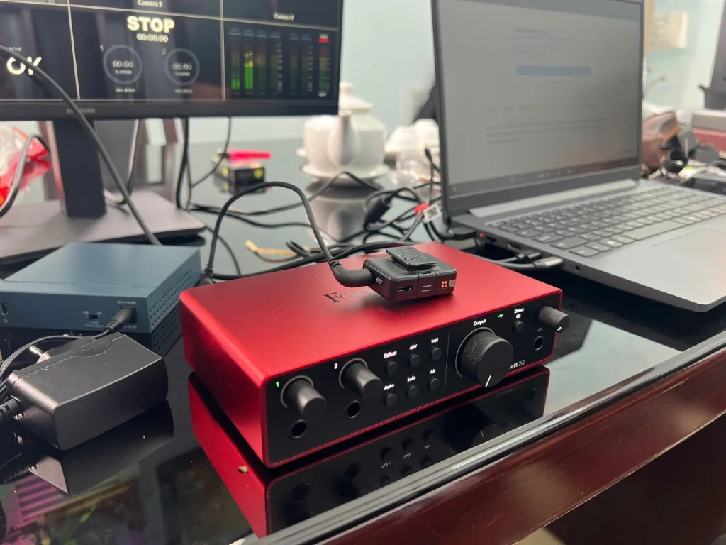 Soundcard Focusrite Scarlett 2i2 và bộ thu micro không dây trong hệ thống livestream UBND xã An Khánh