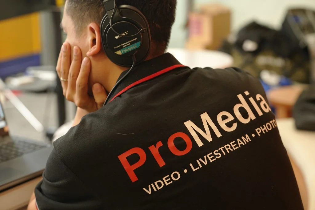 Kỹ thuật viên ProMedia đeo tai nghe chuyên dụng giám sát âm thanh và vận hành tín hiệu livestream